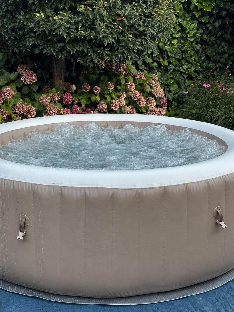 Opblaasbare jacuzzi, Tuin en Terras, Bubbelbaden en Hottubs, Ophalen, Zo goed als nieuw, Filter, Opblaasbaar