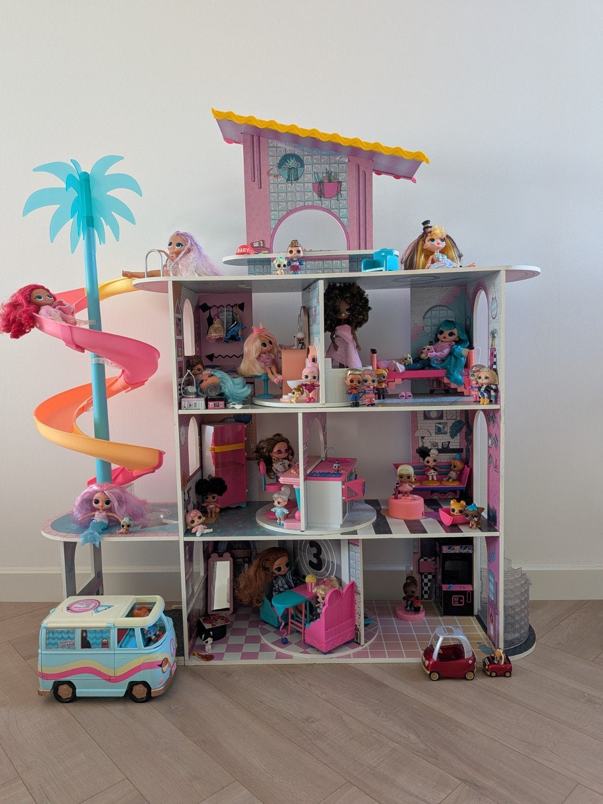 Grootste LOL verzameling incl poppenhuis en camper, Ophalen, Zo goed als nieuw, Poppenhuis