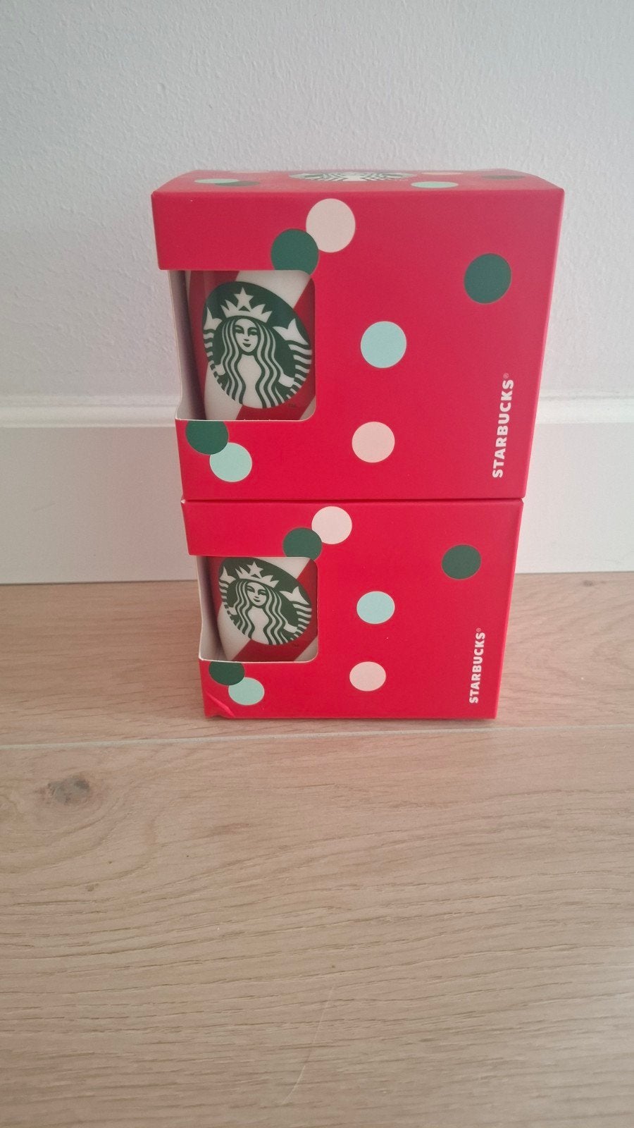 2 Starbucks mokken in geschenkverpakking - Nieuw, Overige typen, Nieuw, Ophalen of Verzenden, Steen/keramiek