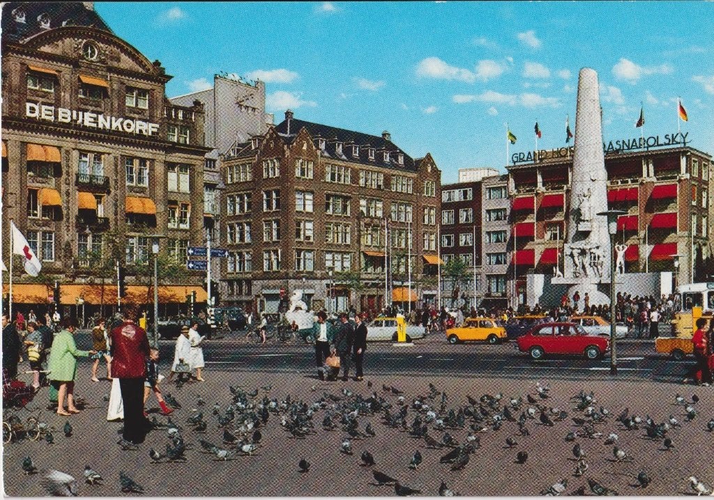 Amsterdam, de Dam met auto's Fiat 850 , Mini, Verzamelen, Ophalen of Verzenden, 1960 tot 1980, Ongelopen, Noord-Holland
