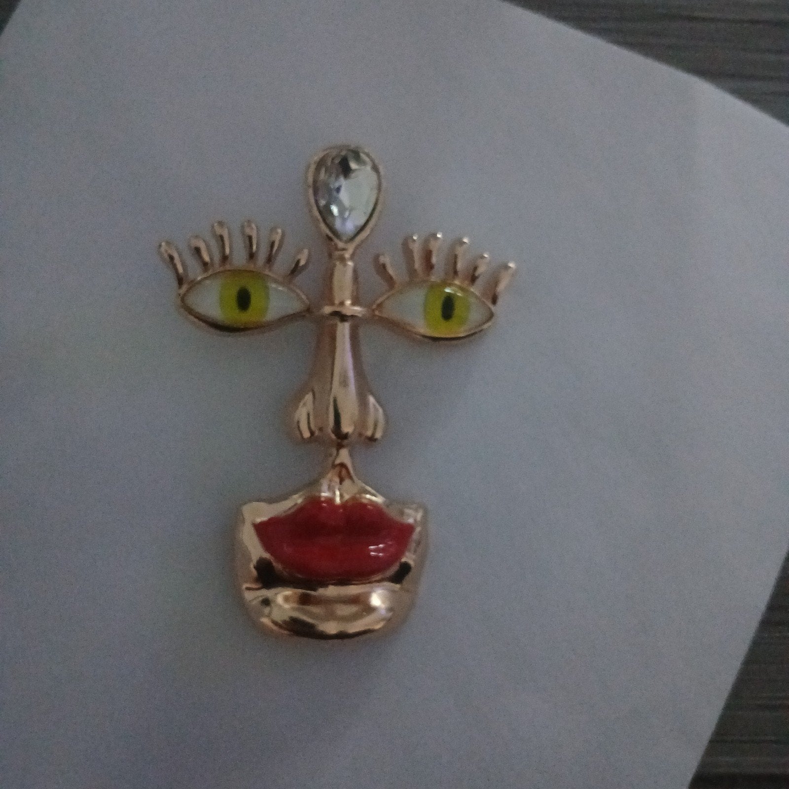 Nieuwe Broche - Abstract Gezicht met Ogen en Lippen, Overige materialen, 4 tot 7 cm, Nieuw, Goud