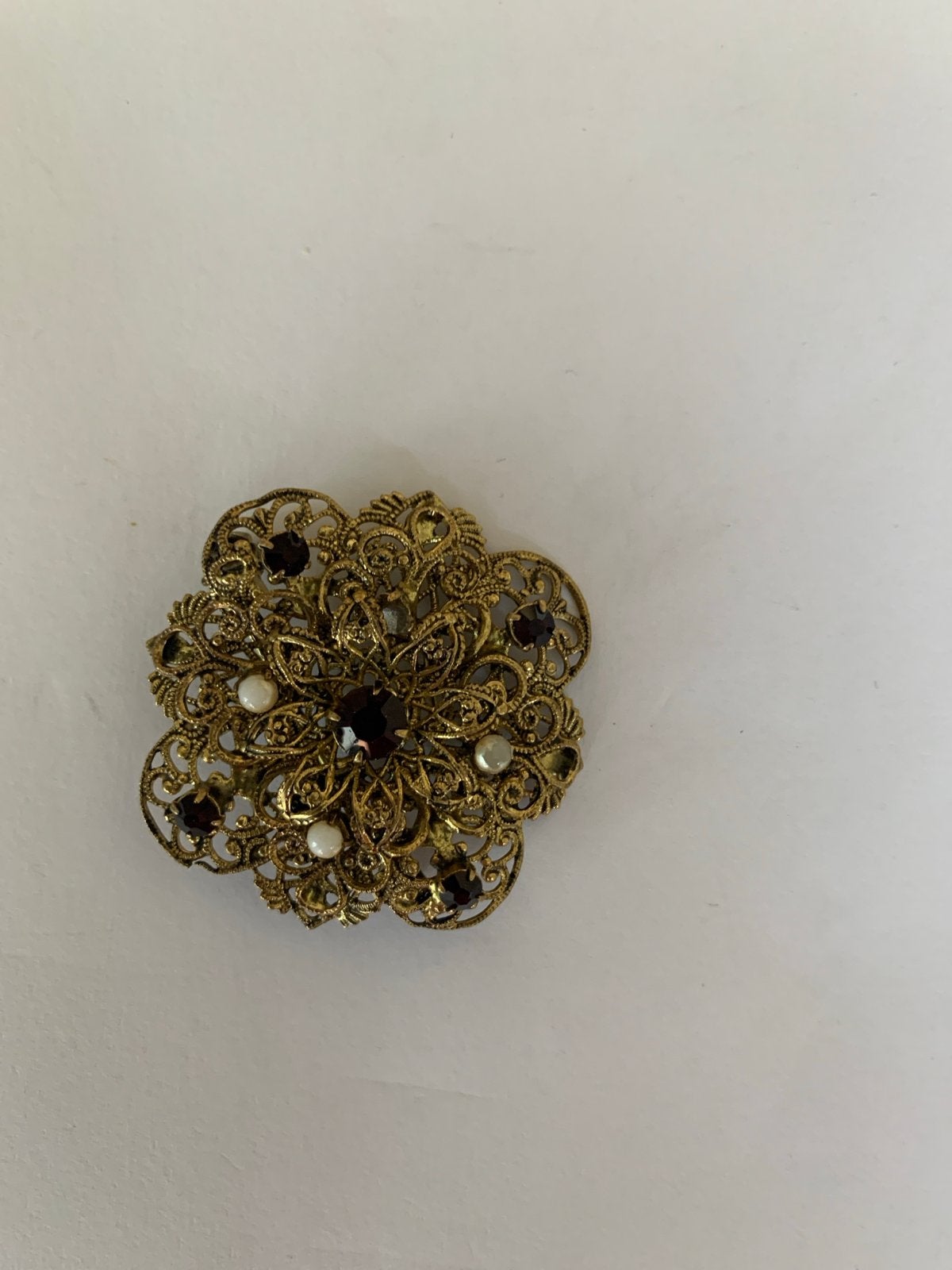 Vintage Broche met Rode Stenen en Parels, Overige materialen, 4 tot 7 cm, Ophalen of Verzenden, Zo goed als nieuw