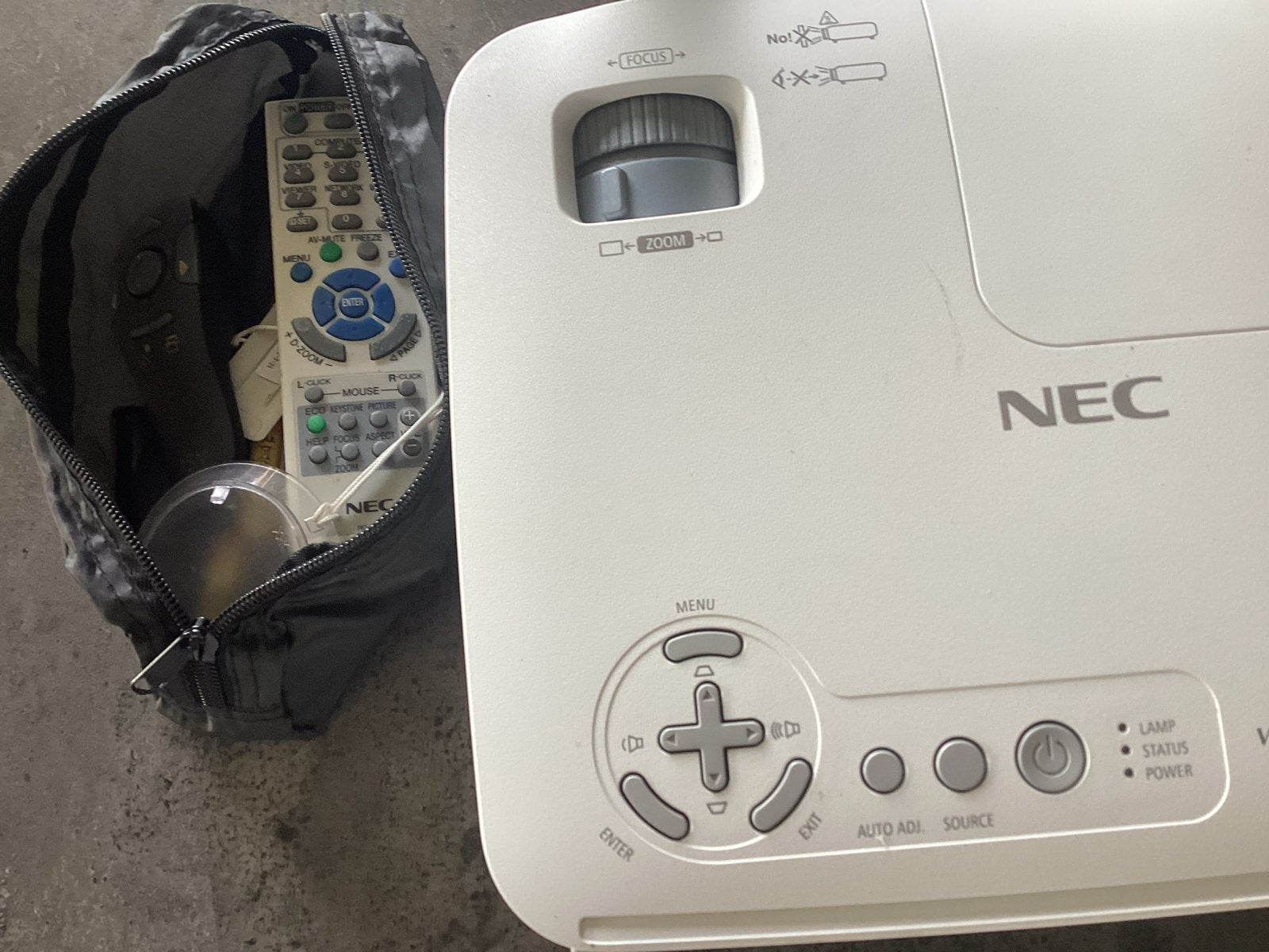 NEC V260 DLP Projector met afstandsbediening en tas, Ophalen of Verzenden, Gebruikt, DLP, Overige resoluties