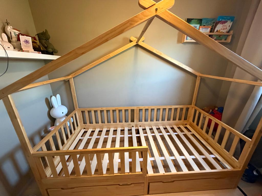 Houten kinderbed met huisframe en opberglades, 85 tot 100 cm, Gebruikt, Ophalen of Verzenden, Lattenbodem