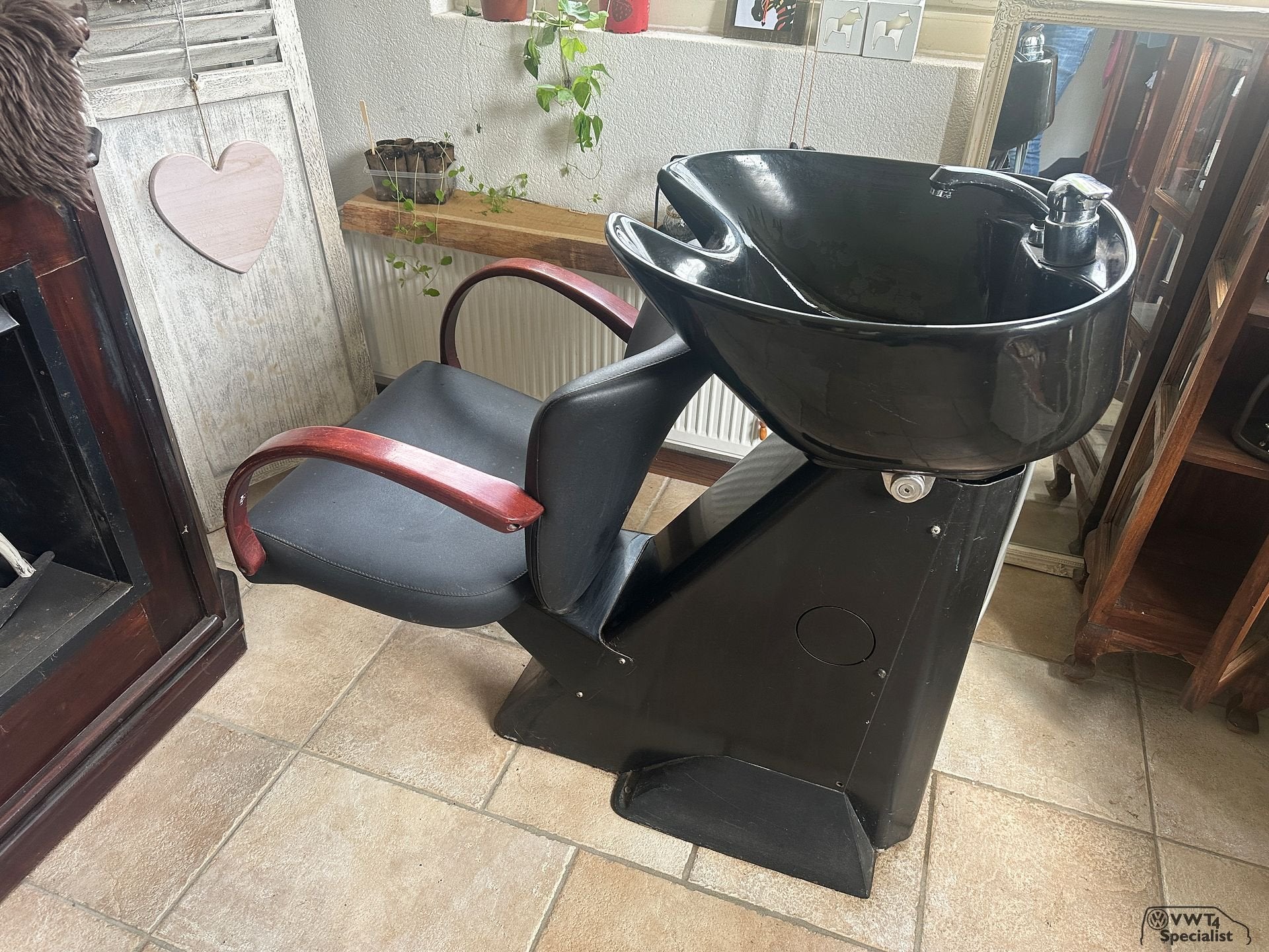 Kapperswasbak met zwart lederen stoel kappersstoel kappersta, Gebruikt