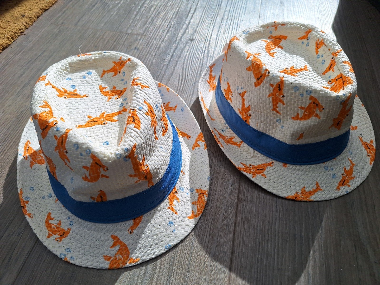 Twee nieuwe, zomerse kinder hoedjes met een haaienpatroon., Kinderen en Baby's, Zeeman, Hoed, Jongen of Meisje, Nieuw