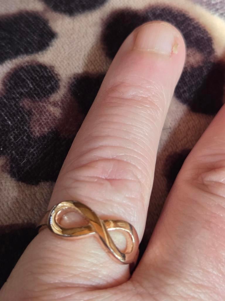 Champagnekleurige Infinity Ring Maat 17, Sieraden, Tassen en Uiterlijk, Ringen, Overige materialen, Nieuw, Ophalen of Verzenden