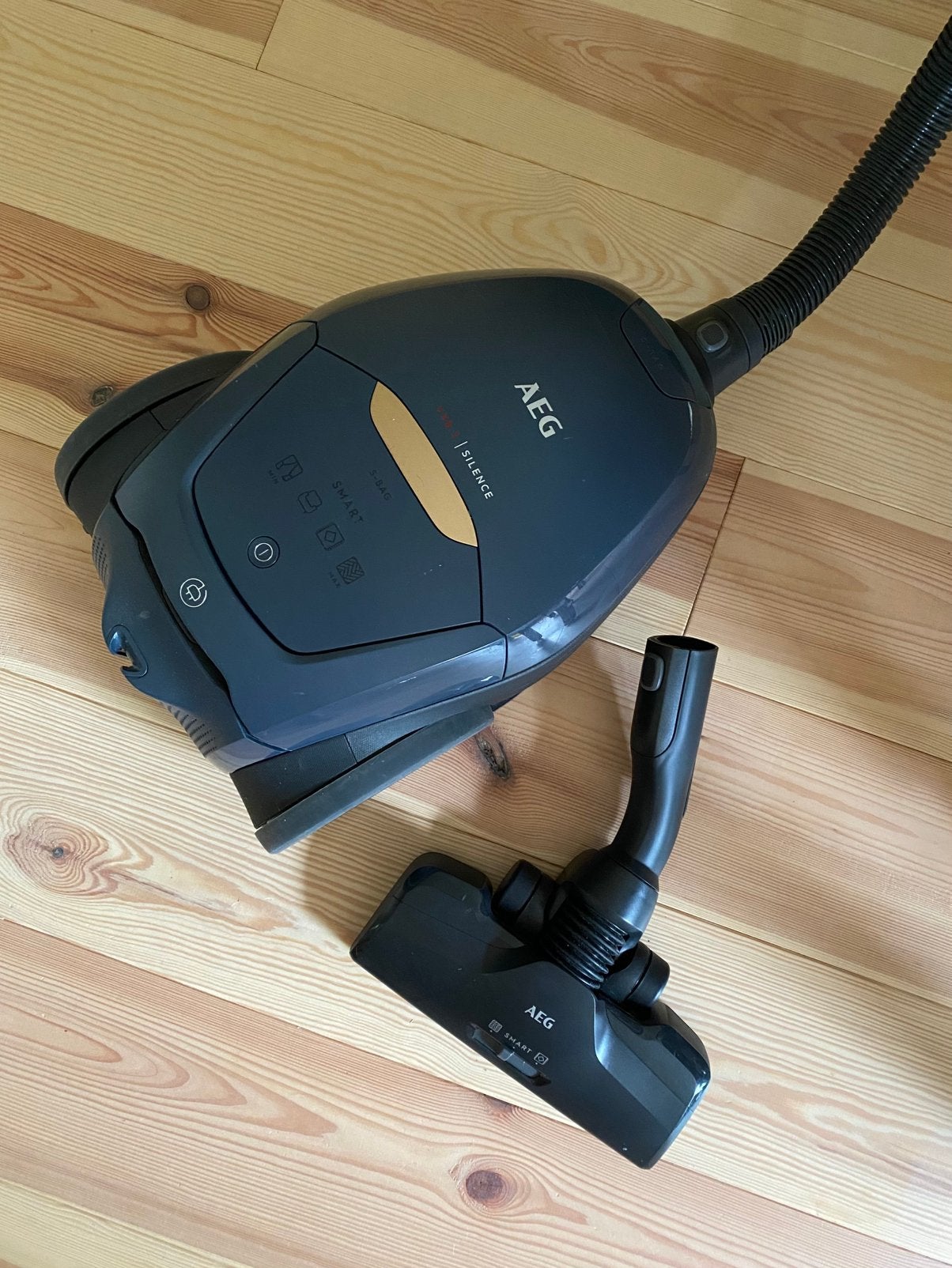 Stofzuiger: AEG VX82 Silence - zeer stil - 57 dB, Witgoed en Apparatuur, Stofzuigers, Ophalen, Zo goed als nieuw