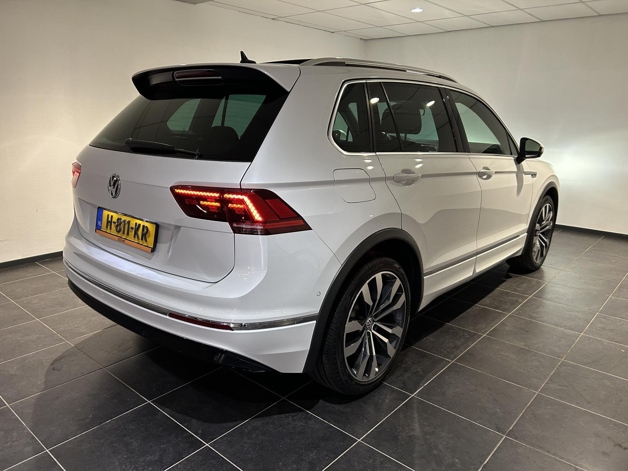 Volkswagen Tiguan 1.5 TSI ACT R-line | Panoramadak | Massage, 150 pk, Wit, Origineel Nederlands, SUV of Terreinwagen