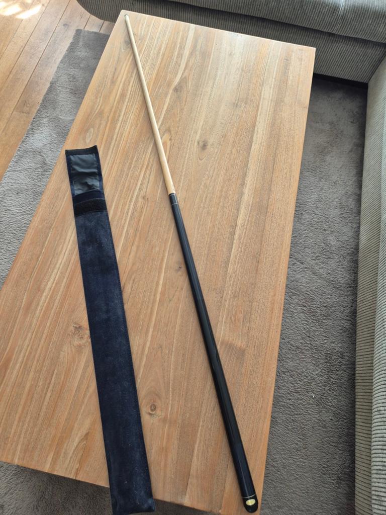 ARTEMIS Z199 Biljartkeu met hoes - Zo goed als nieuw, Sport en Fitness, Biljarten en Poolen, Ophalen of Verzenden, Zo goed als nieuw