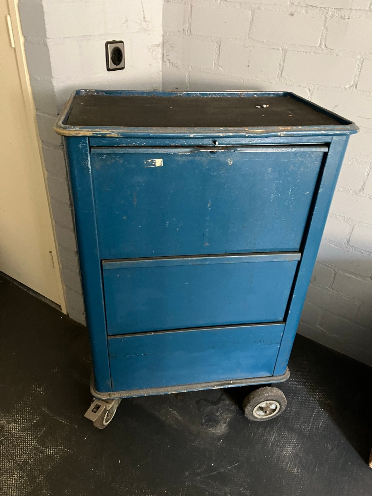Vintage metalen gereedschapswagen op wielen, Ophalen