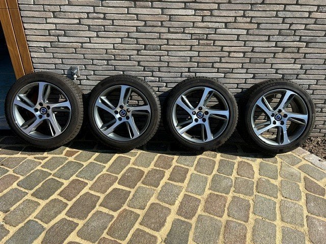 Winterbanden 205x50 17" op originele velg Volvo V40, Ophalen, Gebruikt, Banden en Velgen, 17 inch