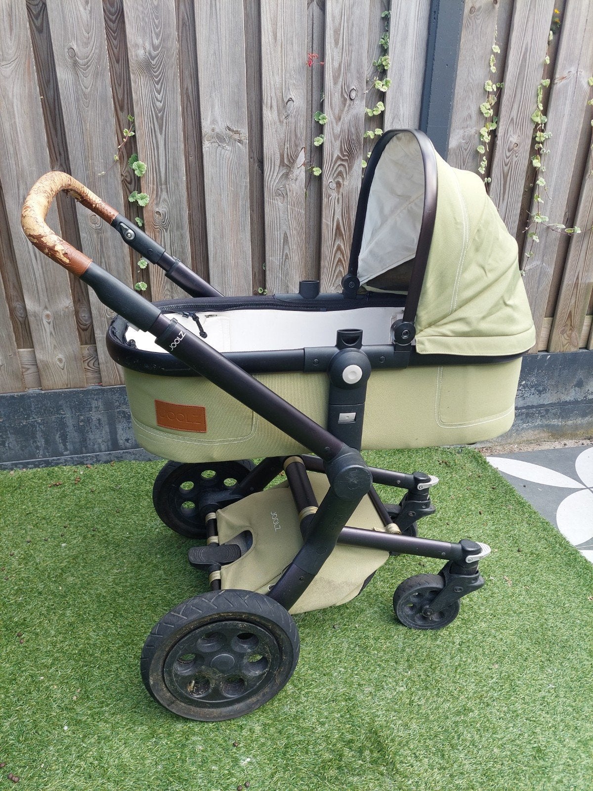 Gratis - Joolz Day kinderwagen met reiswieg - Olijfgroen, Kinderen en Baby's, Kinderwagens en Combinaties, Gebruikt, Verstelbare duwstang