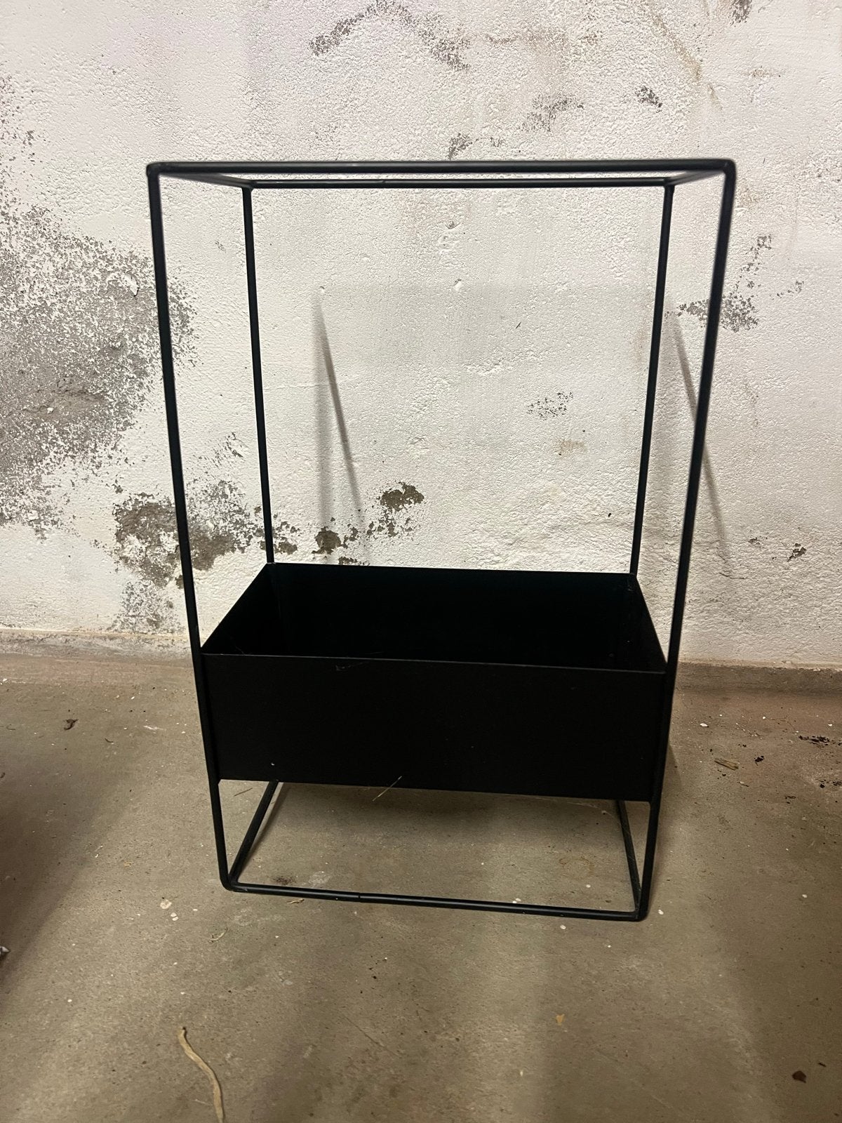 Zwarte metalen plantenbak op standaard - nieuw, Tuin en Terras, Nieuw, Ophalen of Verzenden, Binnen, Metaal