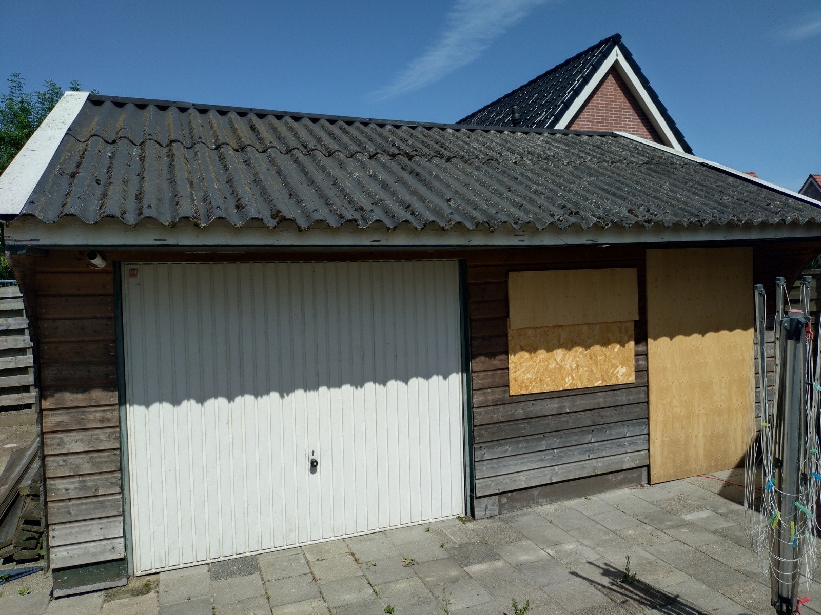 Houten schuur met garagedeur en golfplaten dak, Ophalen, Gebruikt, 3 ramen of meer, Schuur