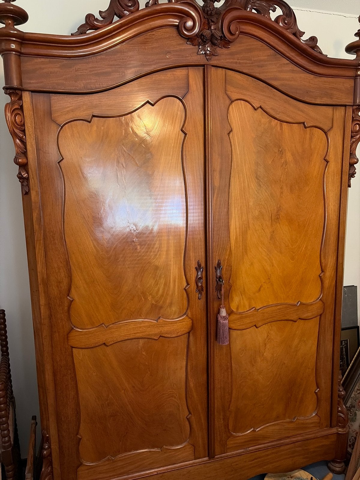 Antieke mahoniehouten kledingkast met houtsnijwerk, Huis en Inrichting, Ophalen, Overige materialen, Gebruikt, 200 cm of meer