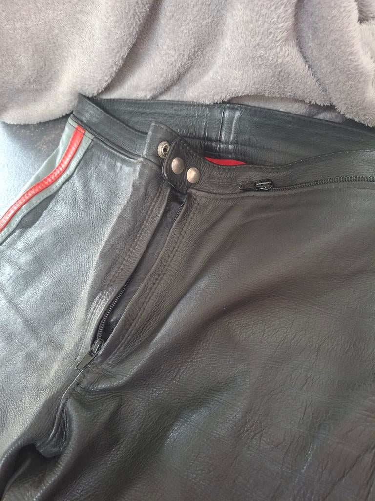 Zwarte leren motorbroek met rood/grijze bies, Broek | leer, Ophalen of Verzenden, Tweedehands, Heren