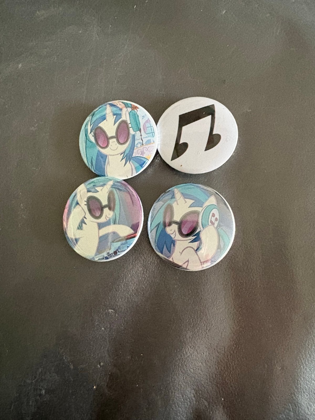 My Little Pony Vinyl Scratch/DJ Pon-3 Buttons, Verzamelen, Speldjes, Pins en Buttons, Verzenden, Gebruikt, Figuurtje, Button