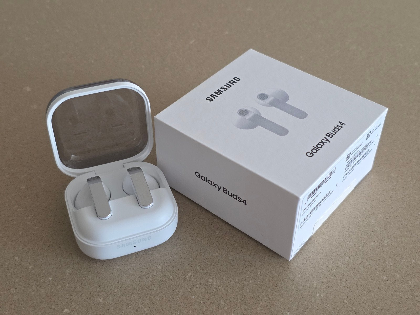 Samsung Galaxy Buds4 - wit, Telecommunicatie, Mobiele telefoons | Oordopjes, Ophalen of Verzenden, Zo goed als nieuw, In oorschelp (earbud)