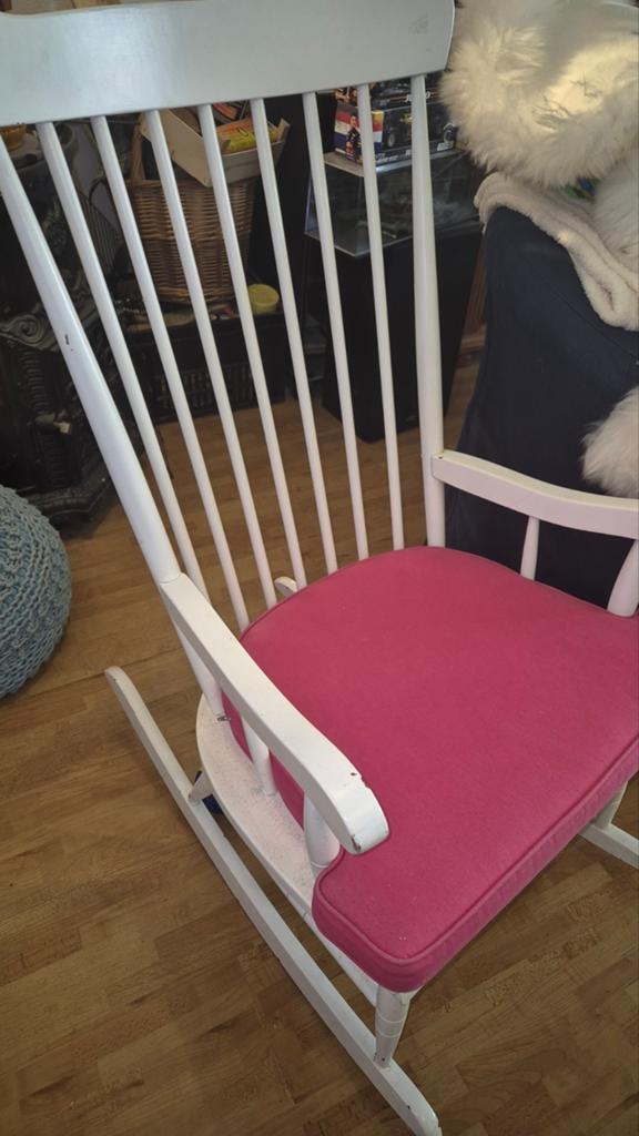 Witte schommelstoel met roze kussen, Ophalen