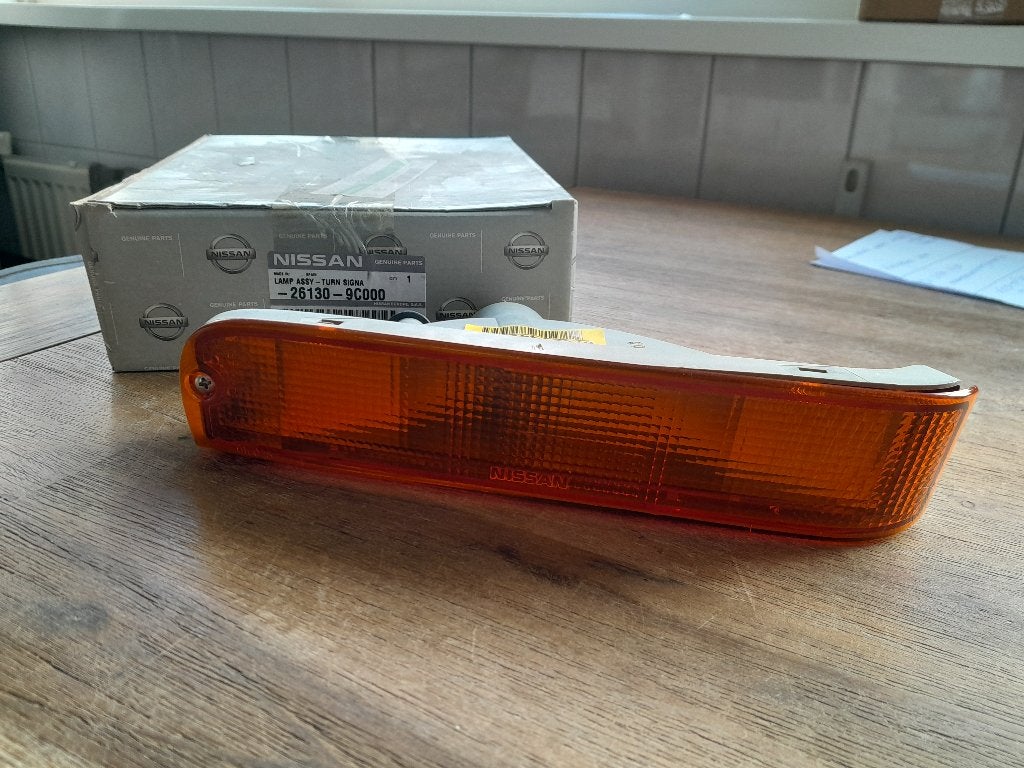 Origineel + Nieuw: Knipperlicht Rechts Nissan Vanette C23, Verzenden