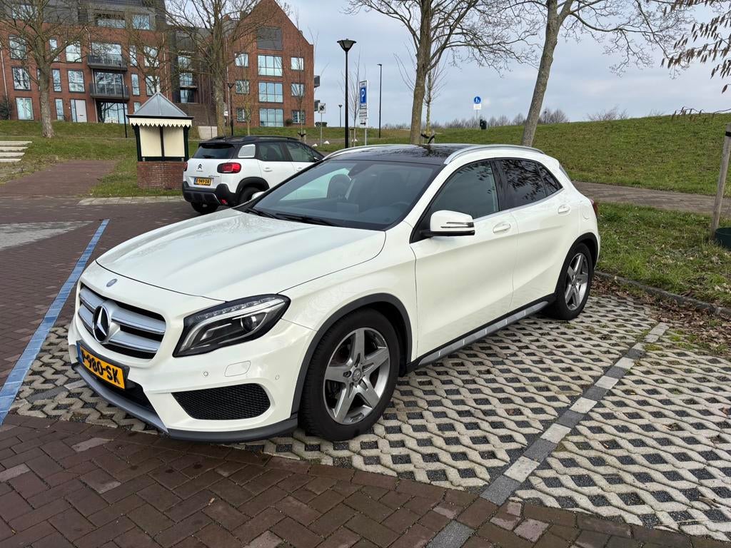 Mercedes-Benz GLA200 7G-DCT AMG | Pano | Carplay | Trekhaak, Zwart, 715 kg, Alcantara, Wit