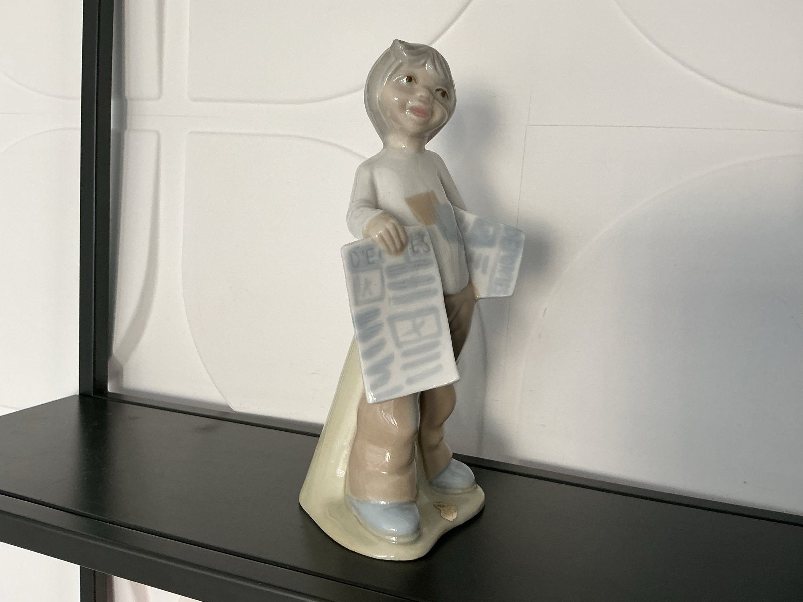 Porselibeeldje " de kranten jonge ", Ophalen of Verzenden, Zo goed als nieuw, Mens