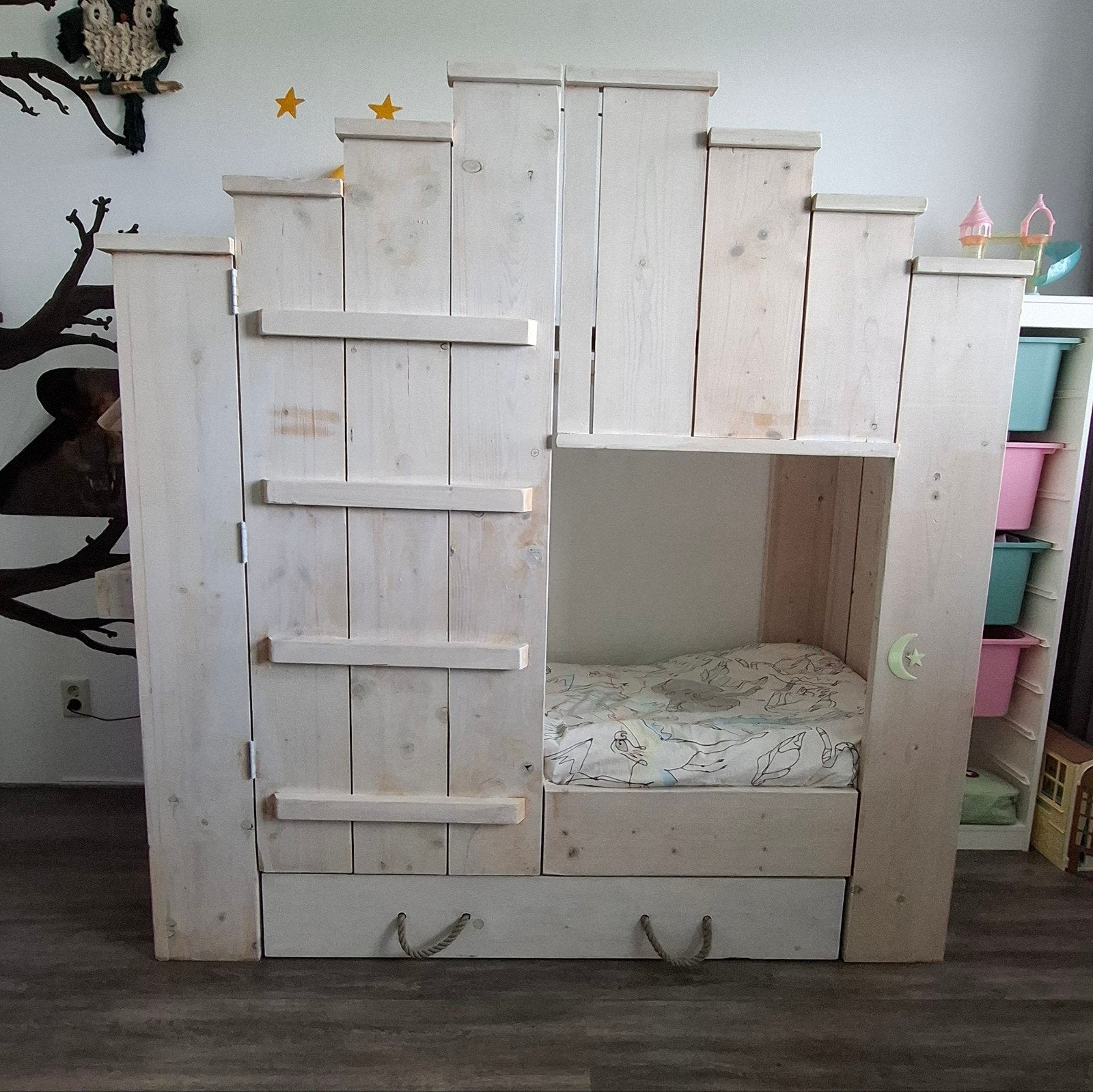 Uniek houten kinderbed met lade en deurtje, Ophalen, Gebruikt, 70 tot 85 cm, Lattenbodem
