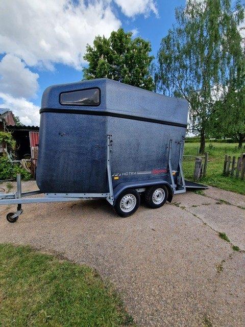 Lichtgewicht Hotra 1,5 paards trailer full polyesther, Ophalen, Gebruikt, Polyester, 1½-paards trailer