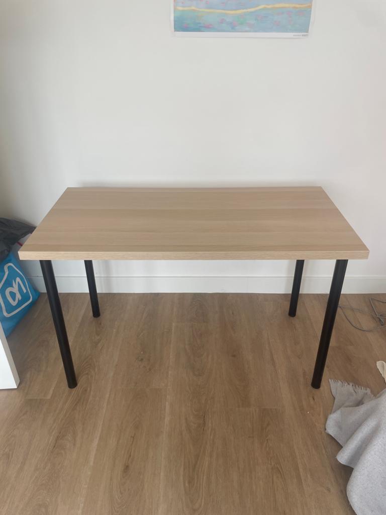 Eenvoudige houten tafel met metalen poten, Ophalen, Zo goed als nieuw