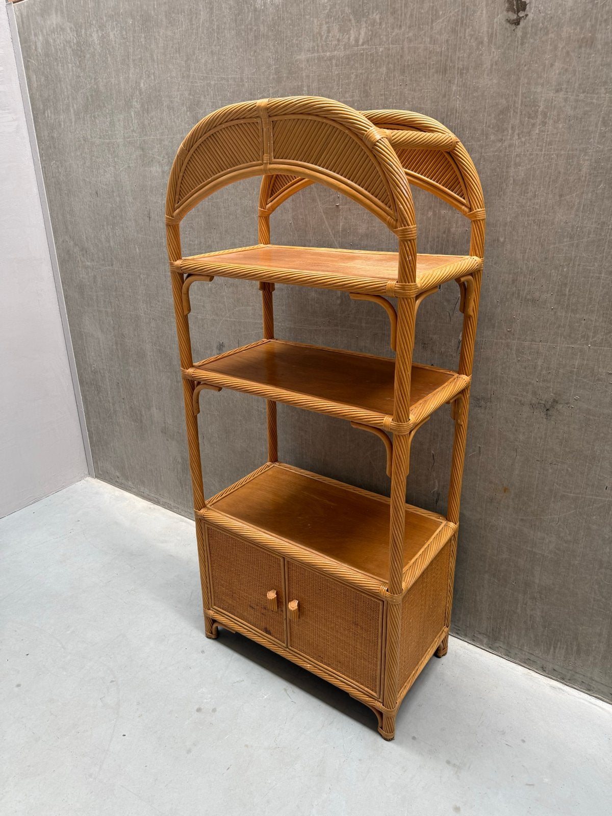 Vintage rotan wandkast met planken en klepdeuren, Huis en Inrichting, Woonaccessoires | Wandplanken en Boekenplanken, Ophalen