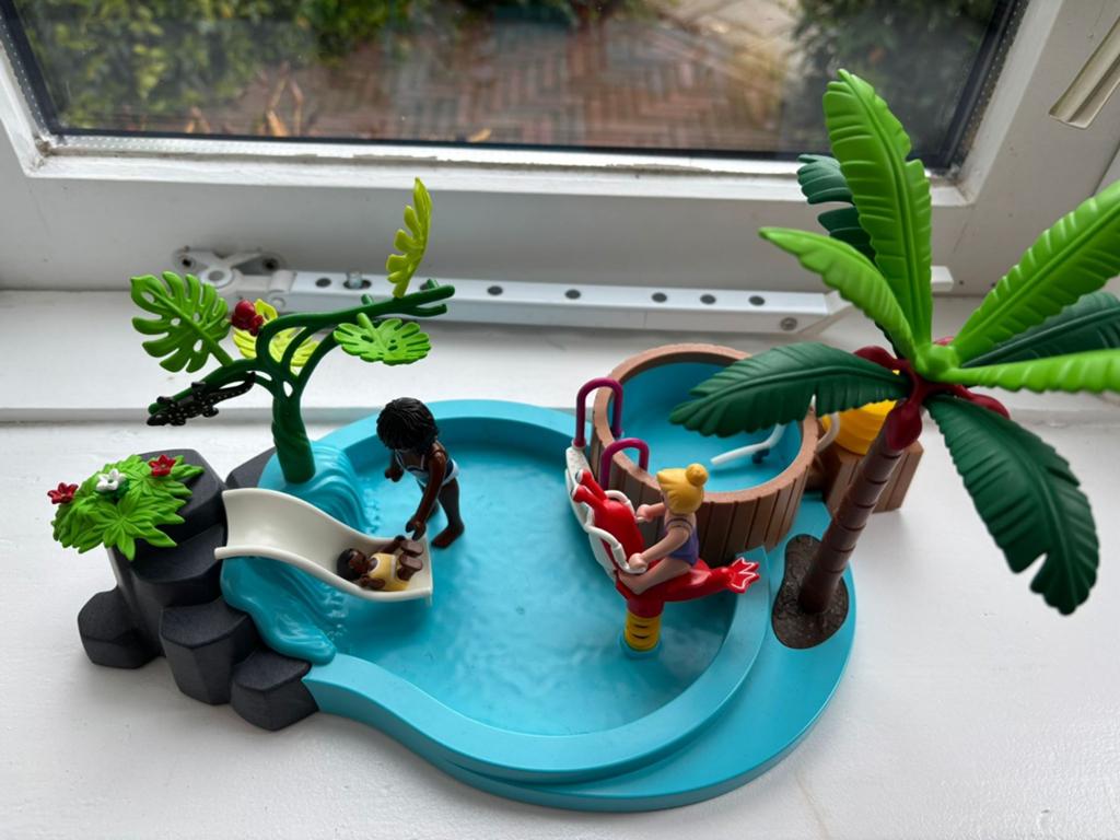 Playmobil zwembad met glijbaan en figuren, Ophalen of Verzenden, Gebruikt