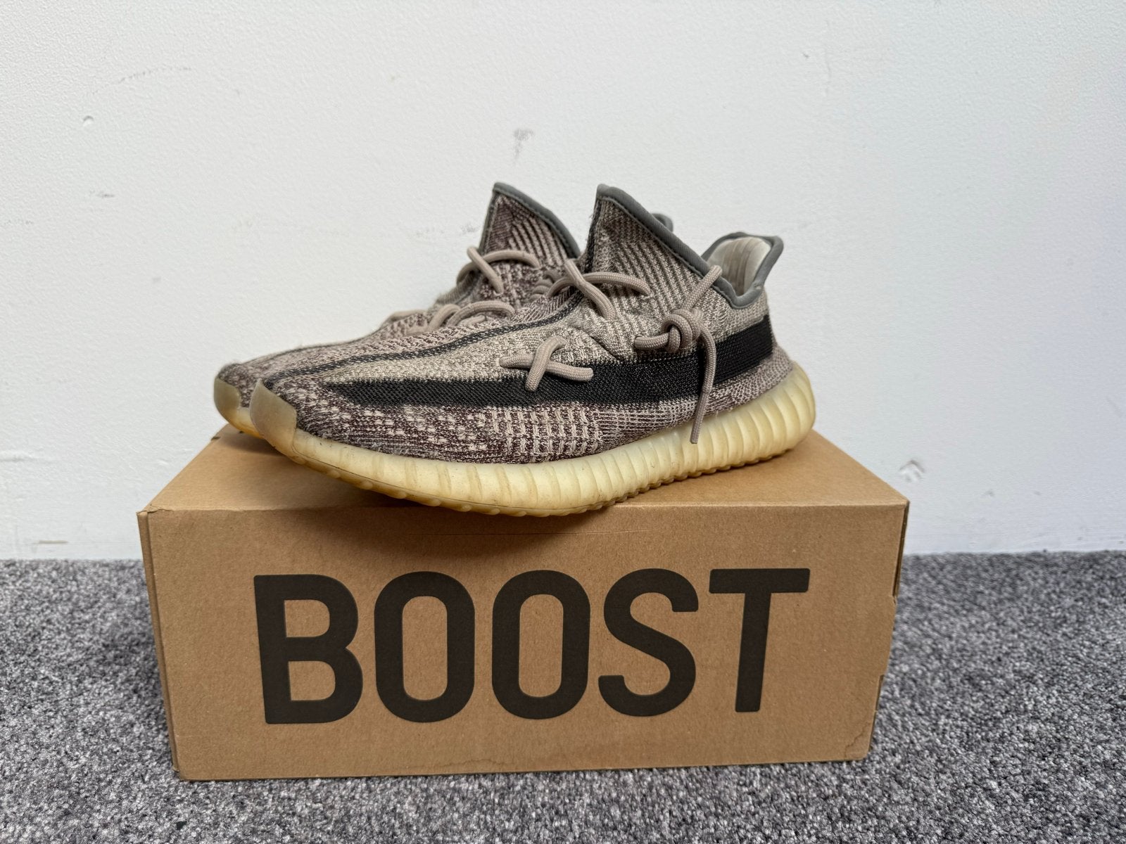 Adidas Yeezy Boost 350 V2 Zyon - Maat 44, Kleding | Heren, Schoenen, Ophalen of Verzenden, Gedragen, Bruin, Sneakers of Gympen