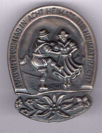 Hab in ehre hab in acht Heimatsitte Heimattracht ( Z_249 ), Ophalen of Verzenden, Zo goed als nieuw, Stad of Land, Speldje of Pin