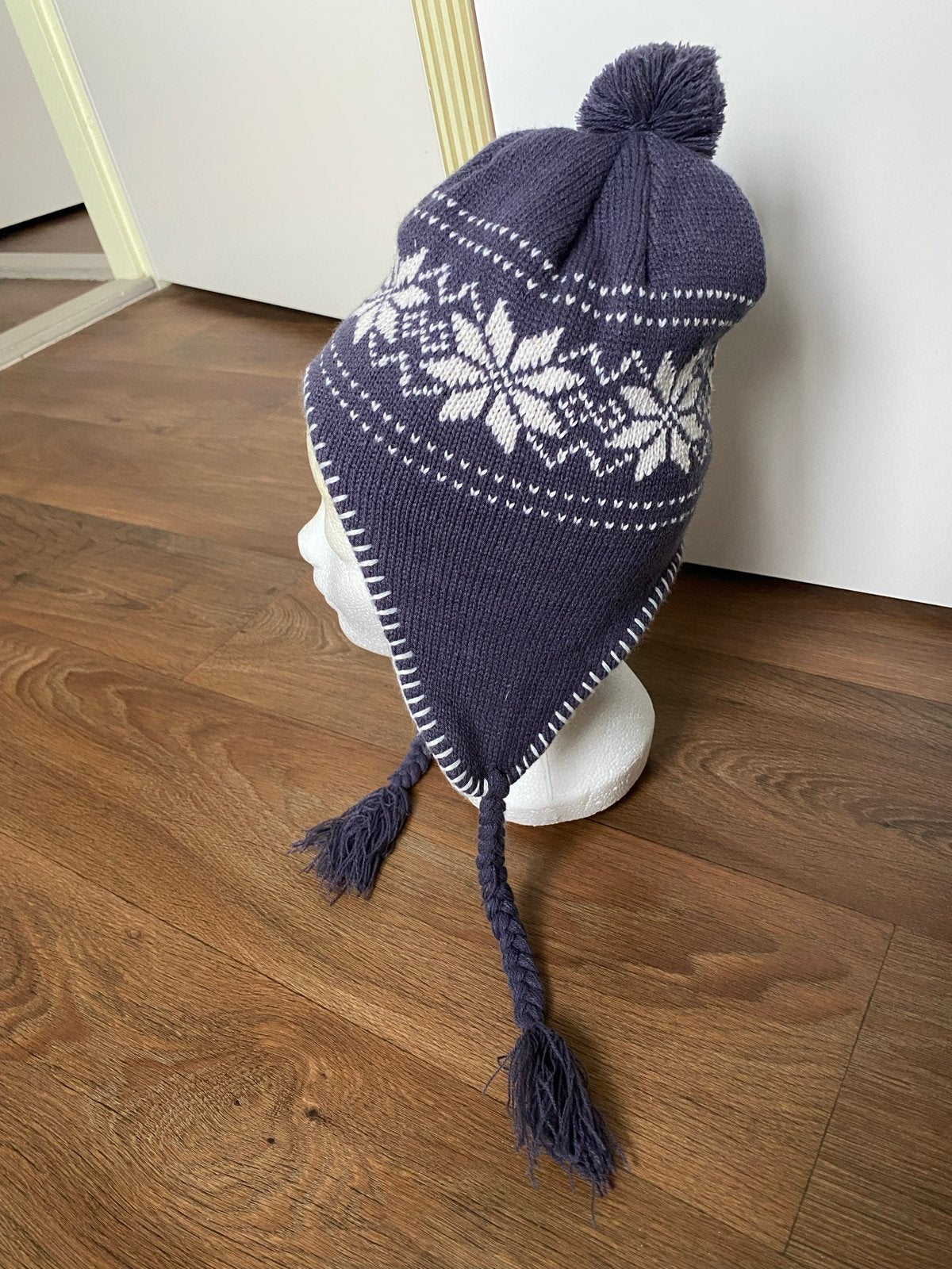 Warme wintermuts met pompon en oorflappen, Ophalen of Verzenden, Zo goed als nieuw, One size fits all, Hoed