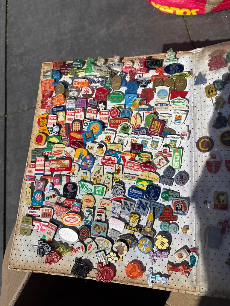 Grote verzameling speldjes in map, Verzamelen, Speldjes, Pins en Buttons, Gebruikt, Speldje of Pin, Overige onderwerpen, Ophalen of Verzenden