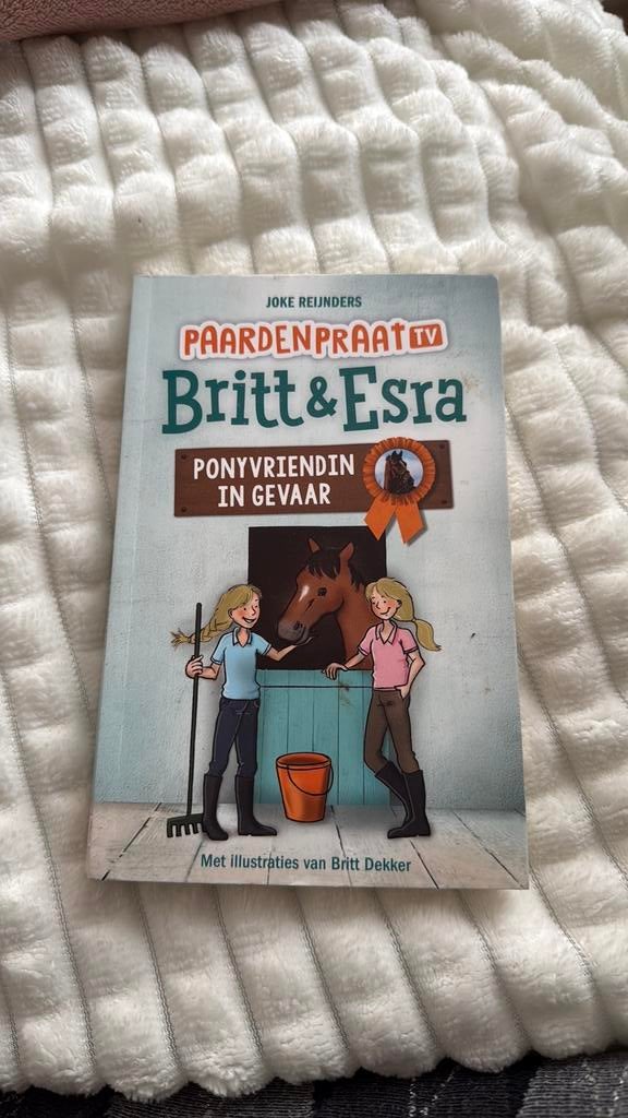 Britt en Esra boek Paardenpraattv, Ophalen of Verzenden, Zo goed als nieuw, Fictie algemeen