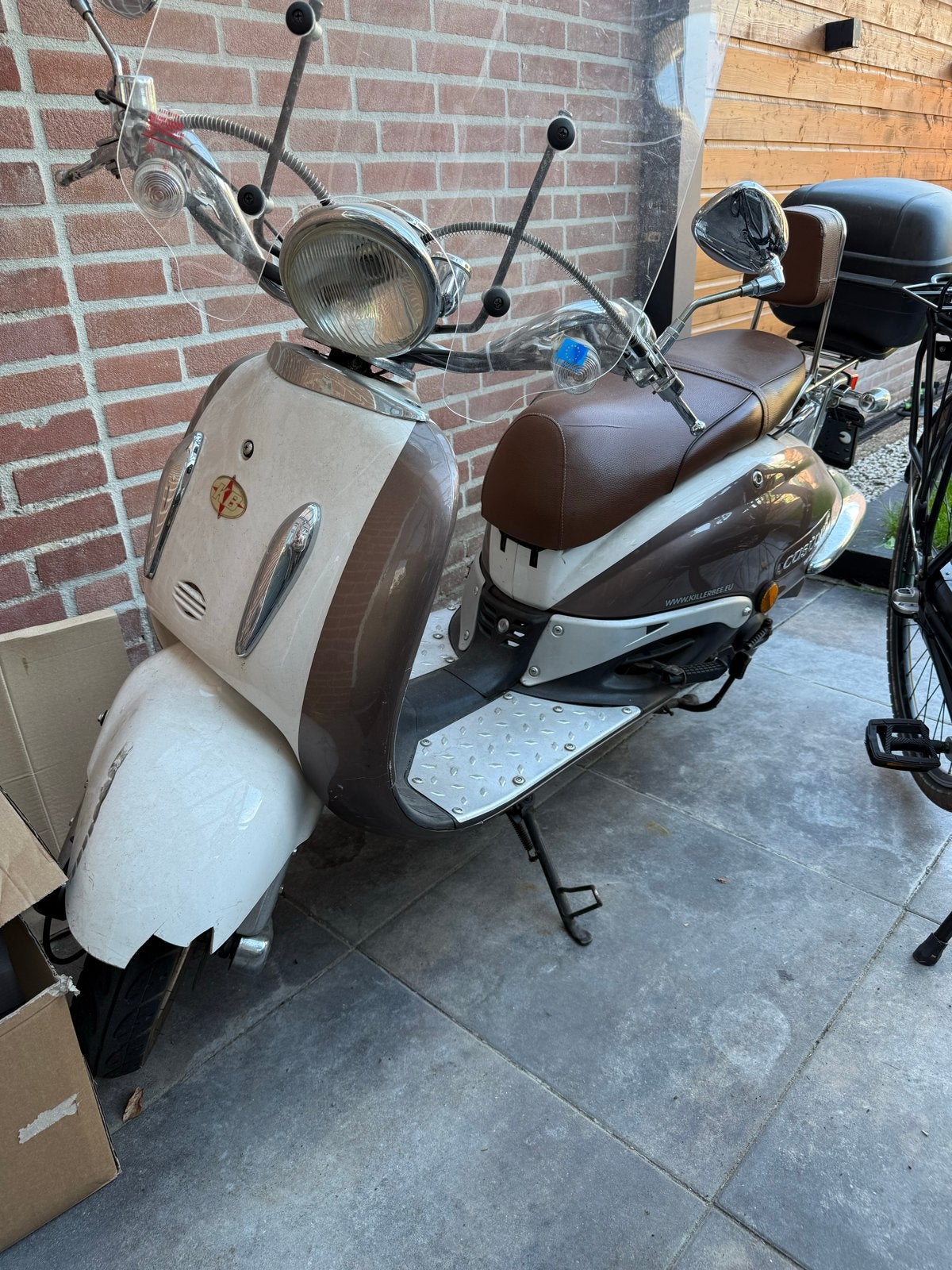Retro Scooter - Bruin/Wit - Opknapper, Fietsen en Brommers, Ophalen, Gebruikt, Benzine, Overige merken