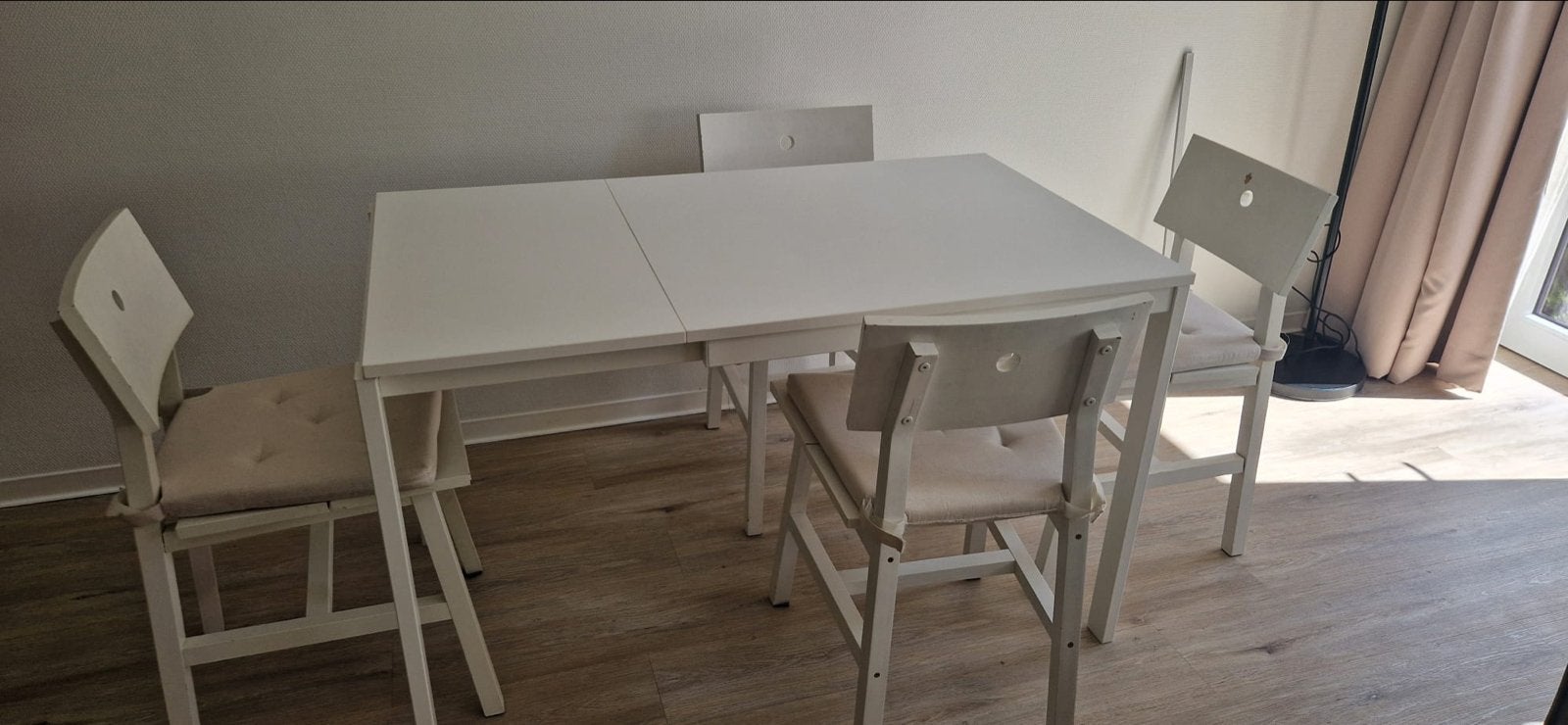 Eettafel met 4 stoelen - Wit, uitschuifbaar, Huis en Inrichting, Ophalen, Gebruikt, 100 tot 150 cm, 50 tot 100 cm
