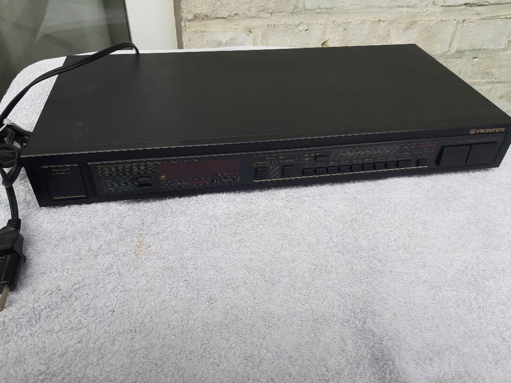 Foto 6 van Pioneer stereo Tuner F-551L. of Tuner TX-1070 R, 2 soorten