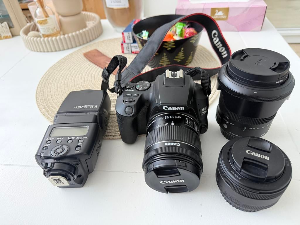 Canon eos 250d + sigma 18-200 + canon 50mm + speedlite, Audio, Tv en Foto, Fotocamera's Digitaal, Spiegelreflex, Canon, Ophalen of Verzenden