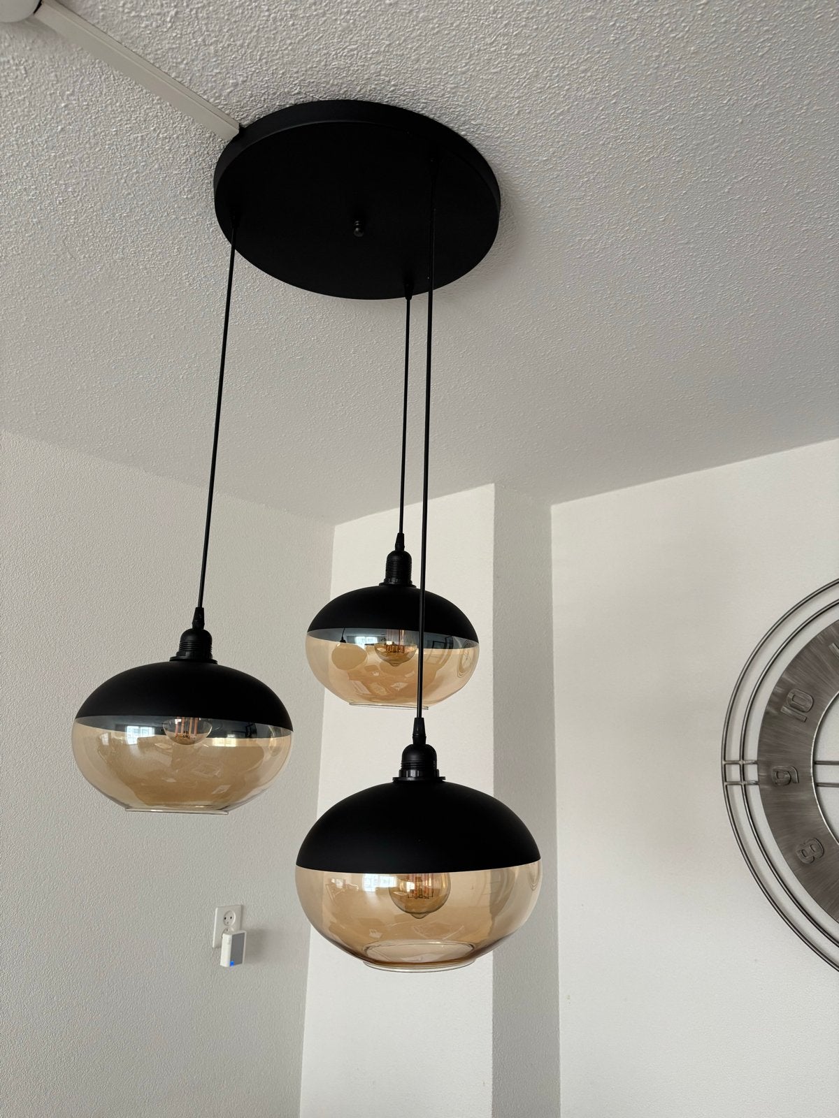Moderne hanglamp met 3 amberkleurige glazen bollen, Huis en Inrichting, Ophalen, Zo goed als nieuw, Glas, E27 (groot)