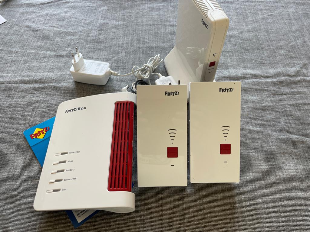 Fritz!Box 5530 Fiber met 3 Fritz!Repeaters, 1x 2400, 1x 3000, Computers en Software, Routers en Modems, Ophalen of Verzenden, Gebruikt