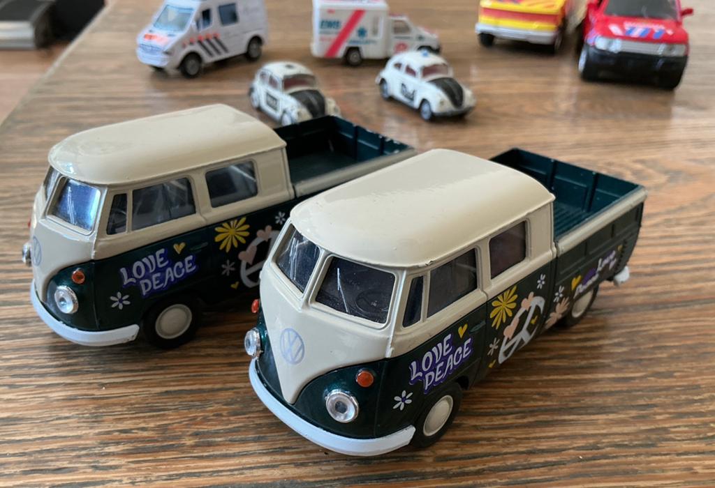 Welly Volkswagen T1 love peace hippie bus dubbele cabine, Ophalen of Verzenden, Zo goed als nieuw, Auto