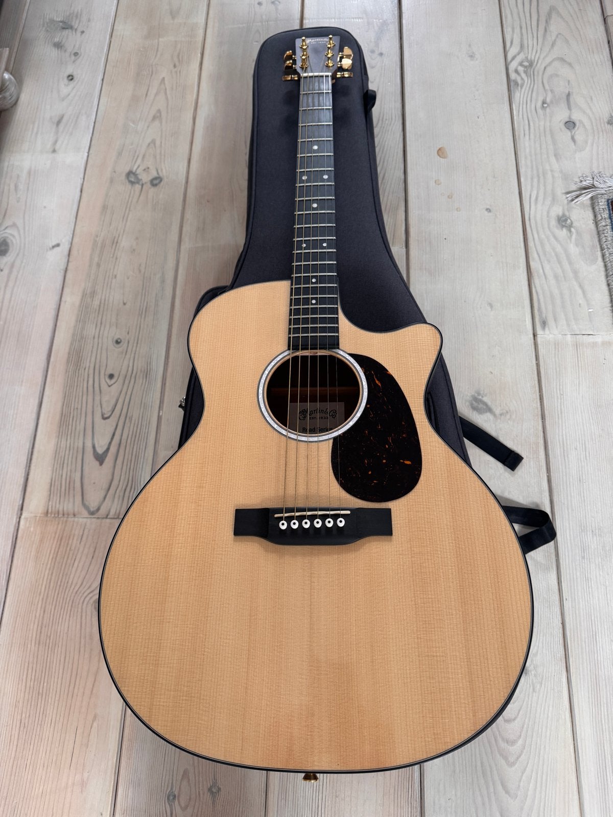 Martin & Co. Road Series GPC-11 gitaar met element, Muziek en Instrumenten, Snaarinstrumenten | Gitaren | Akoestisch, Ophalen
