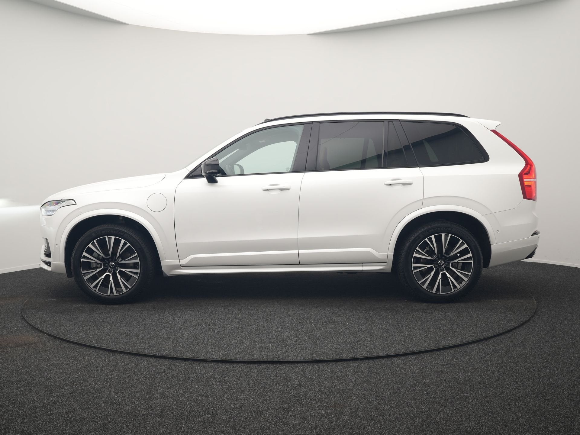 Volvo XC90 T8 AWD Plus Dark 7 Persoons LONG RANGE PHEV 455pk, Gebruikt, 1969 cc, 7 stoelen, Wit