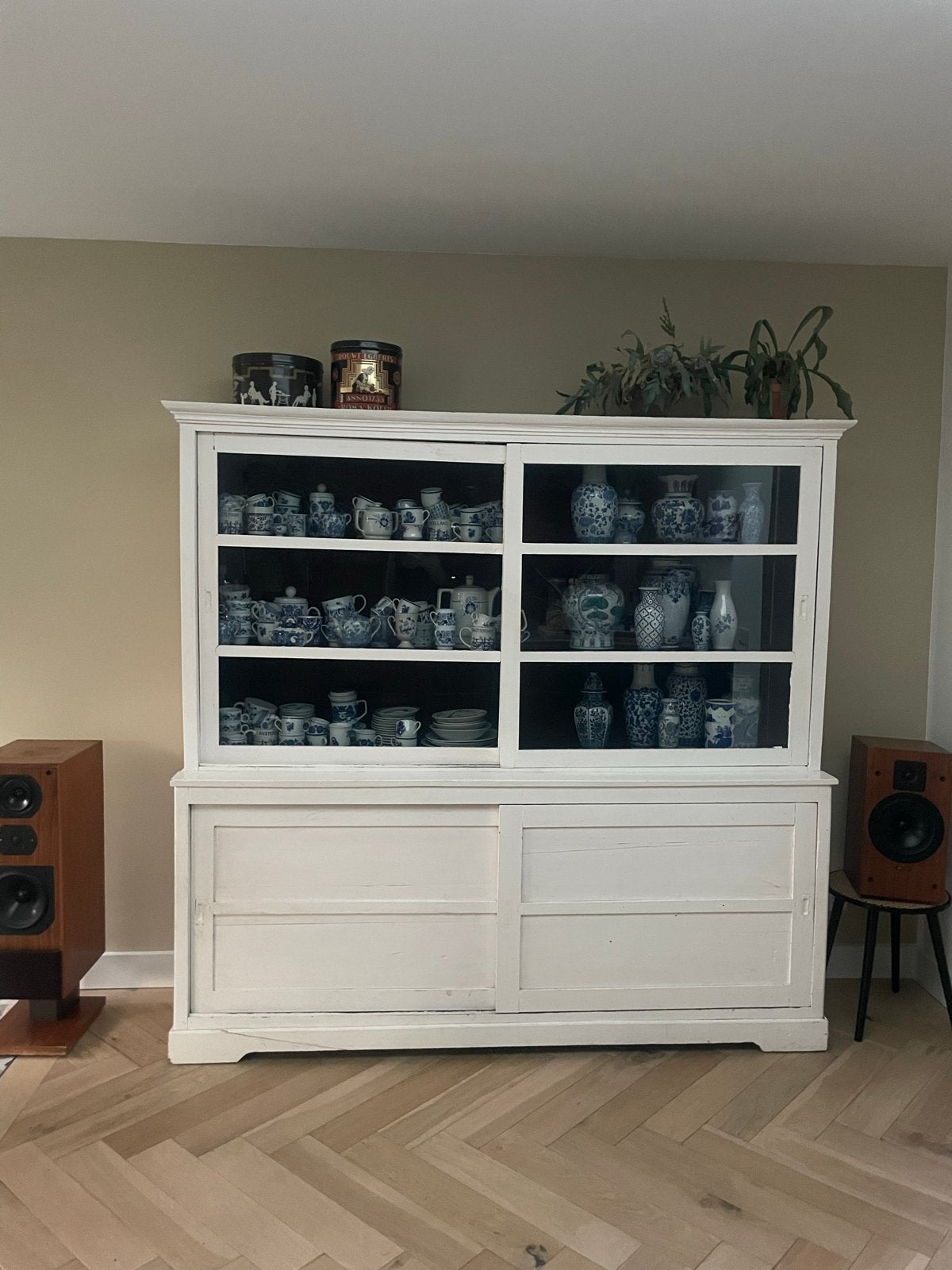 Witte vitrinekast/buffetkast/winkelkast met schuifdeuren, Antiek en Kunst, Ophalen