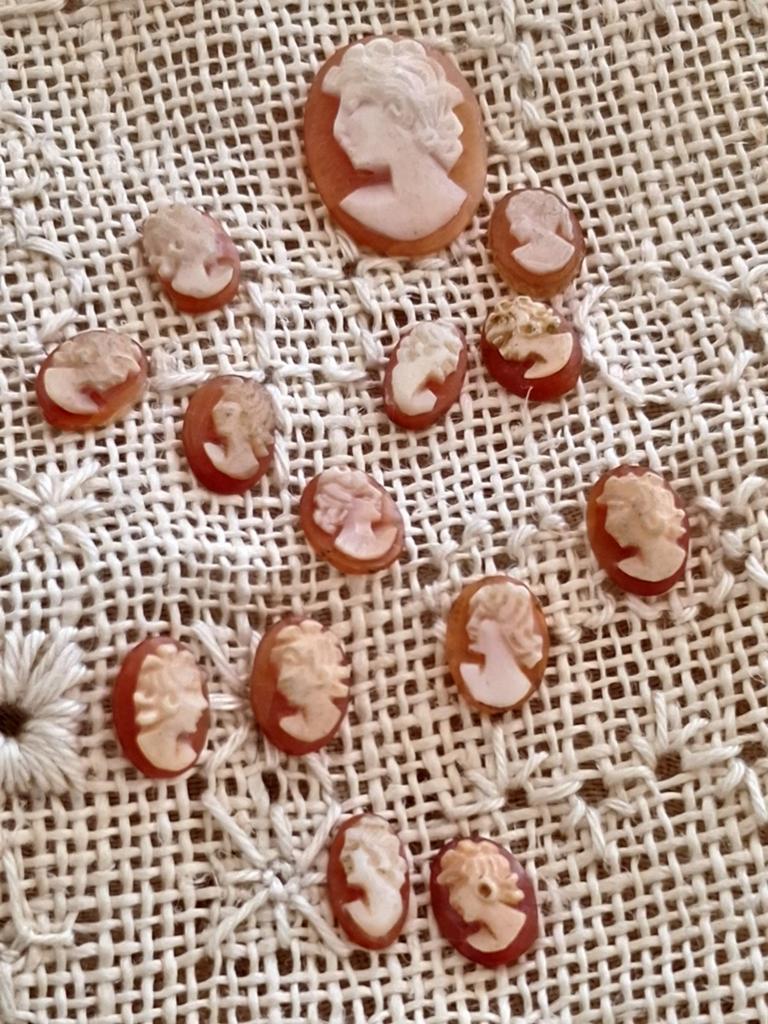 Victoriaanse Cameetje's 14 stuks uit  1880, Sieraden, Tassen en Uiterlijk, Antieke sieraden, Ophalen of Verzenden, Overige materialen