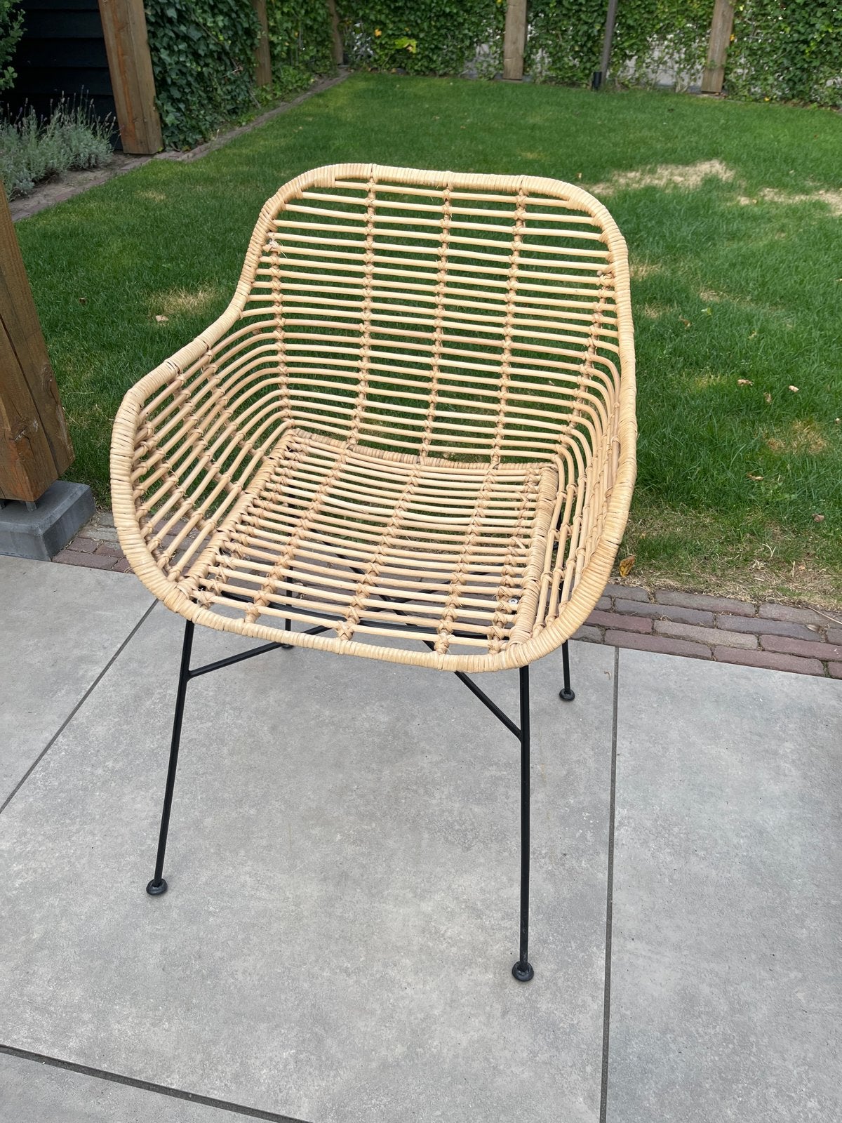 Stijlvolle rotan stoel met zwart metalen onderstel, Huis en Inrichting, Stoelen, Ophalen, Bruin, Riet of Rotan, Zo goed als nieuw