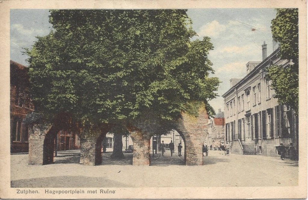 Zutphen (Gld.) Hagepoortplein met Ruïne, Volk, gelopen 1934, Ophalen of Verzenden, 1920 tot 1940, Gelopen, Gelderland